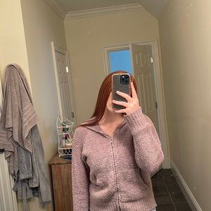 Light purple, zip-up hoodie from Barefoot Dreams. Size small.